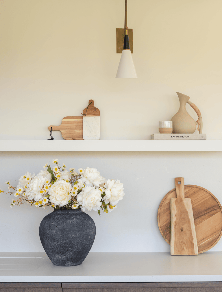 Faux-Arrangement - Weiße Pfingstrose & Gänseblümchen