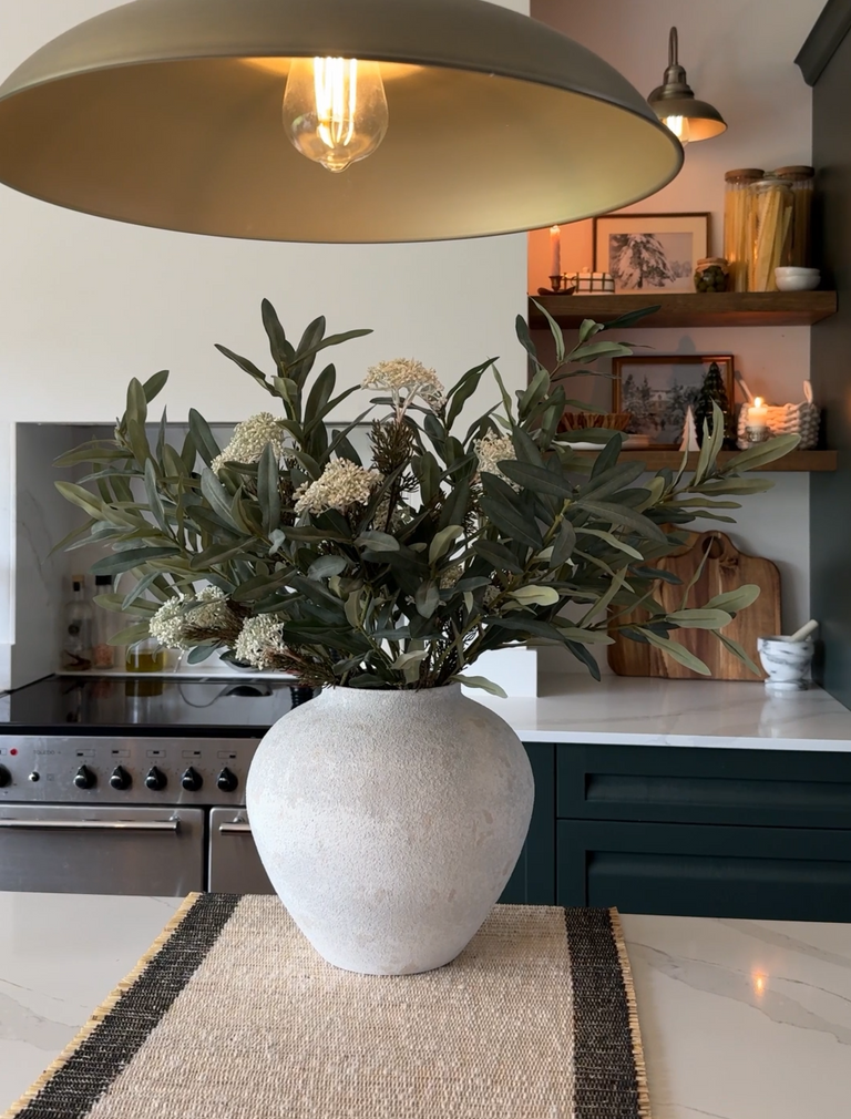 Faux-Arrangement - Olive und weiße Beeren