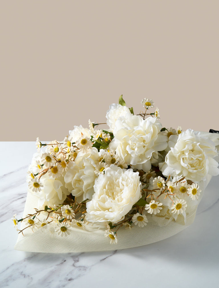 Faux-Arrangement - Weiße Pfingstrose & Gänseblümchen