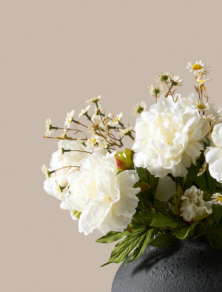 Faux-Arrangement - Weiße Pfingstrose & Gänseblümchen