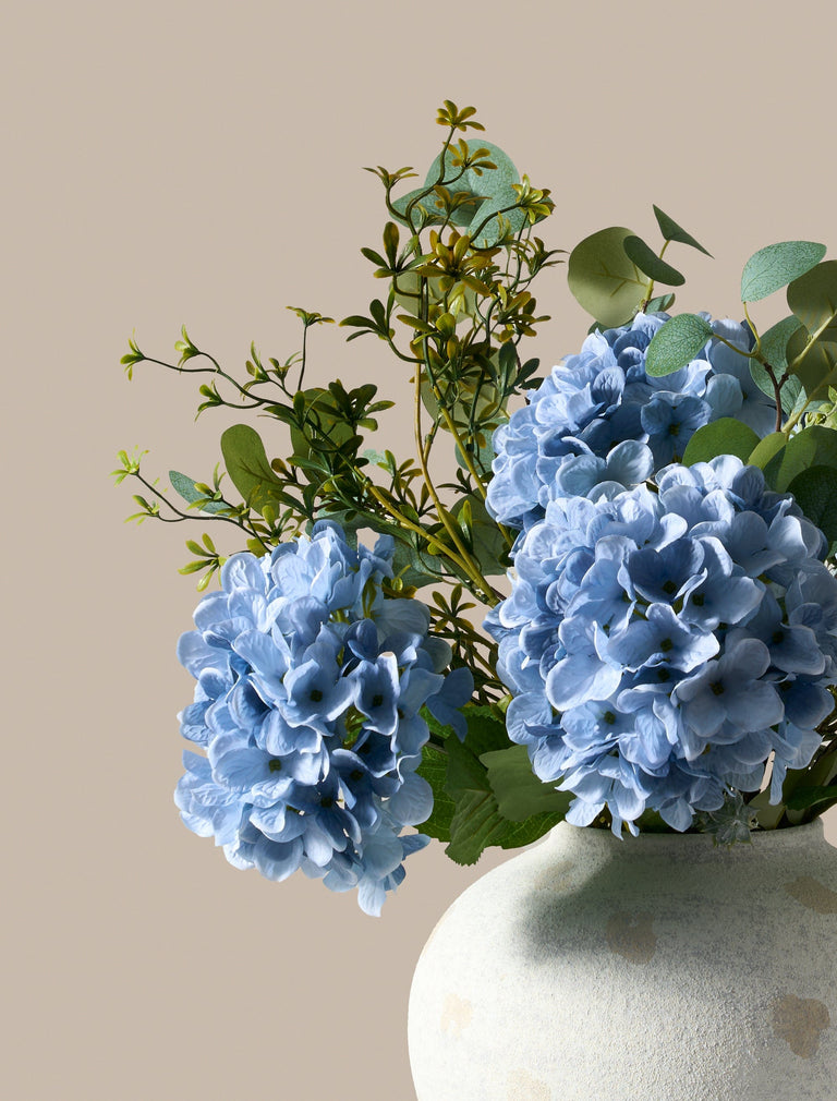 Faux-Arrangement - Eukalyptus & Blaue Hortensie