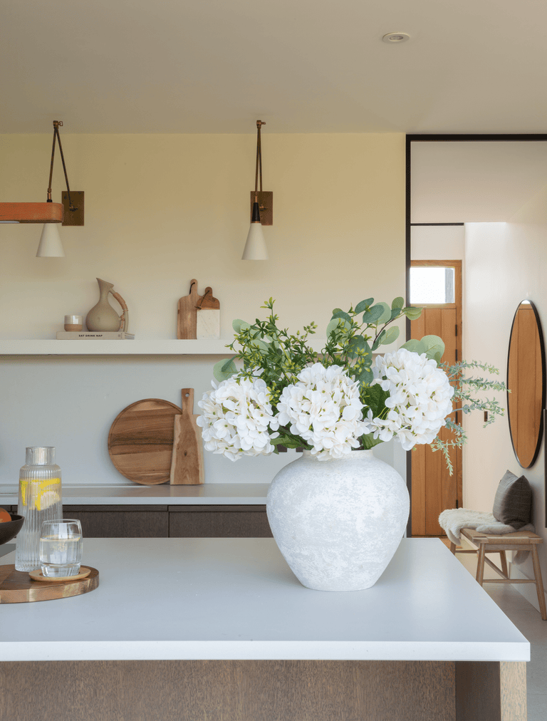 Faux arrangement - Eucalyptus & witte hortensia