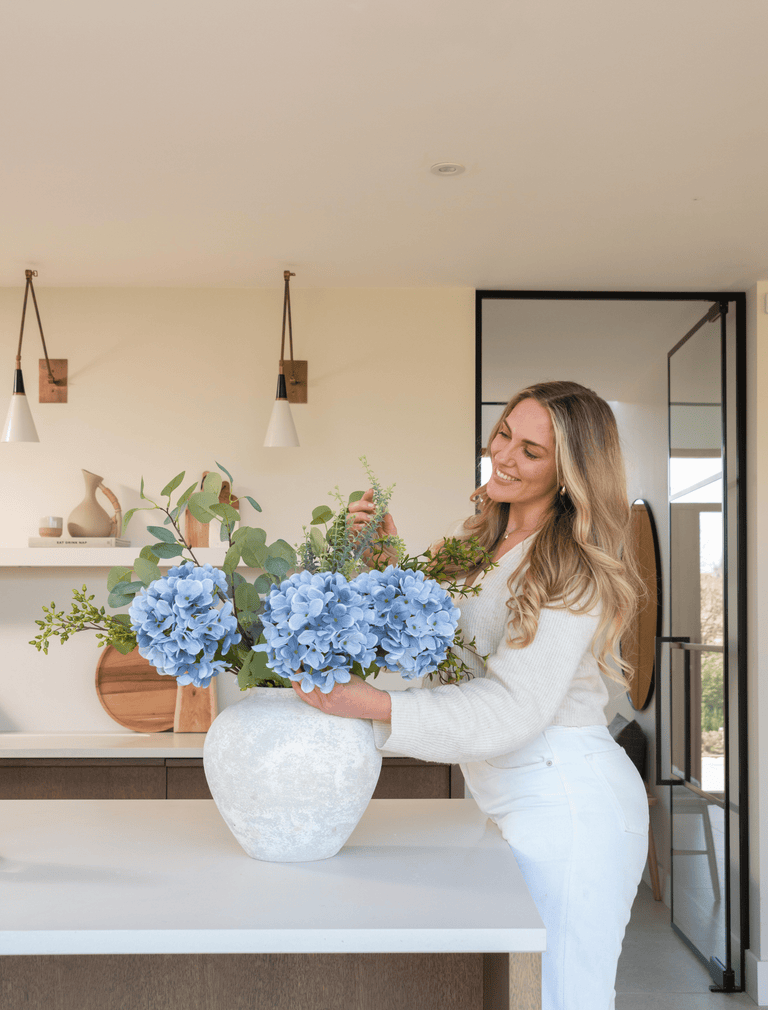 Faux arrangement - Eucalyptus & blauwe hortensia