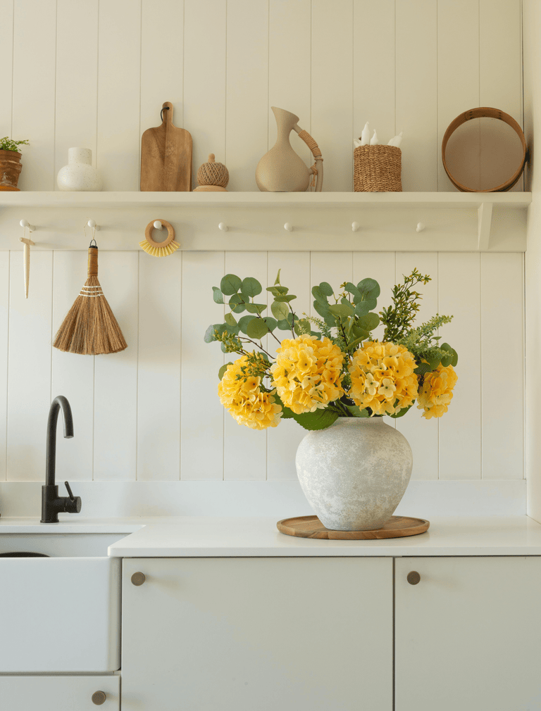 Faux arrangement - Eucalyptus & gele hortensia