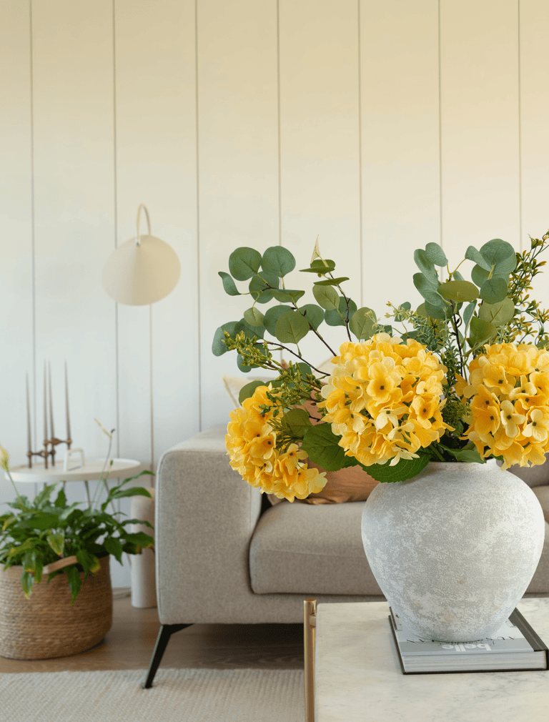Faux arrangement - Eucalyptus & gele hortensia