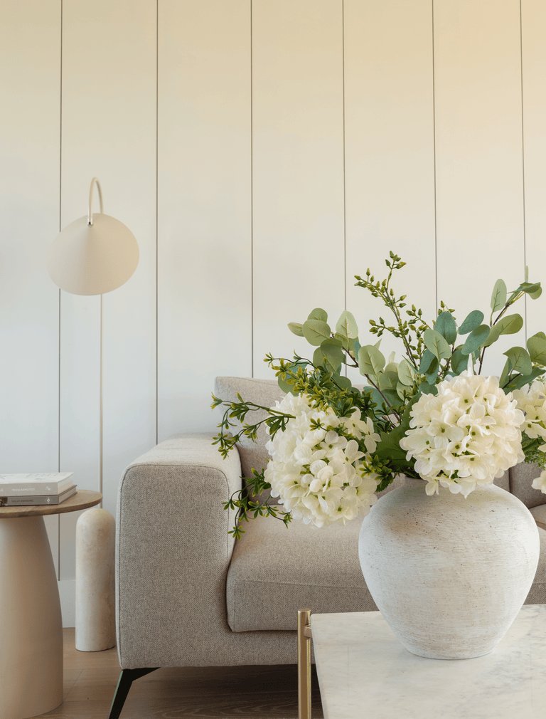 Faux arrangement - Eucalyptus & witte hortensia