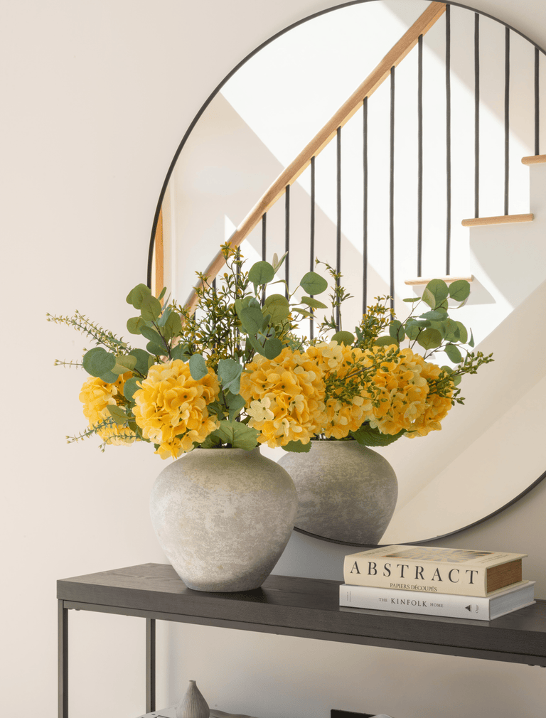 Faux arrangement - Eucalyptus & gele hortensia