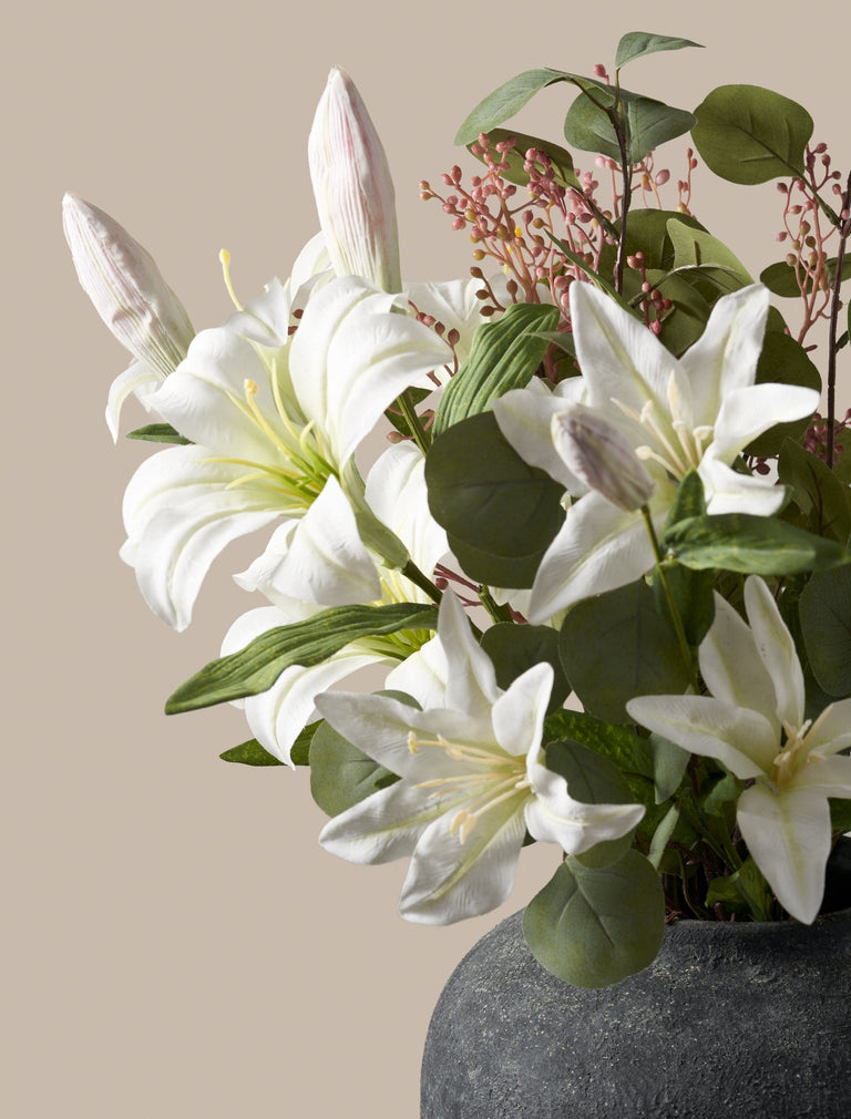 Faux arrangement - Witte lelie & eucalyptus