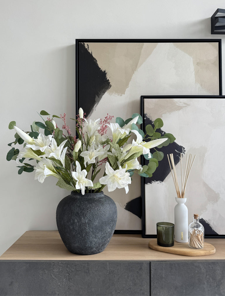 Faux arrangement - Witte lelie & eucalyptus