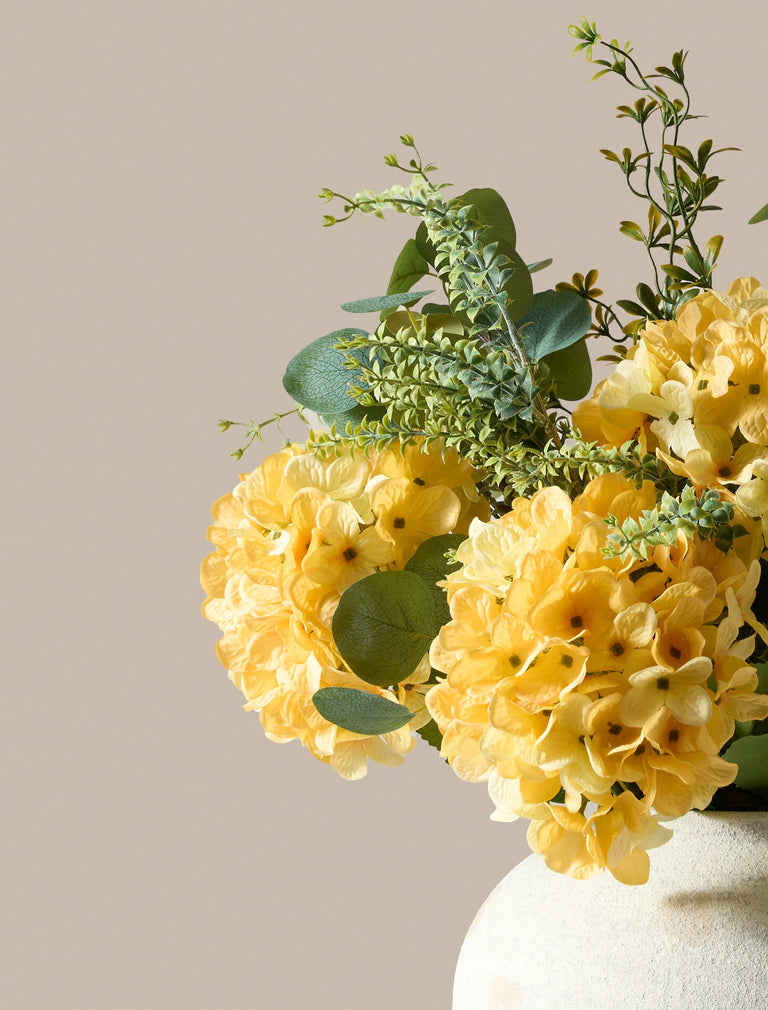 Faux arrangement - Eucalyptus & gele hortensia
