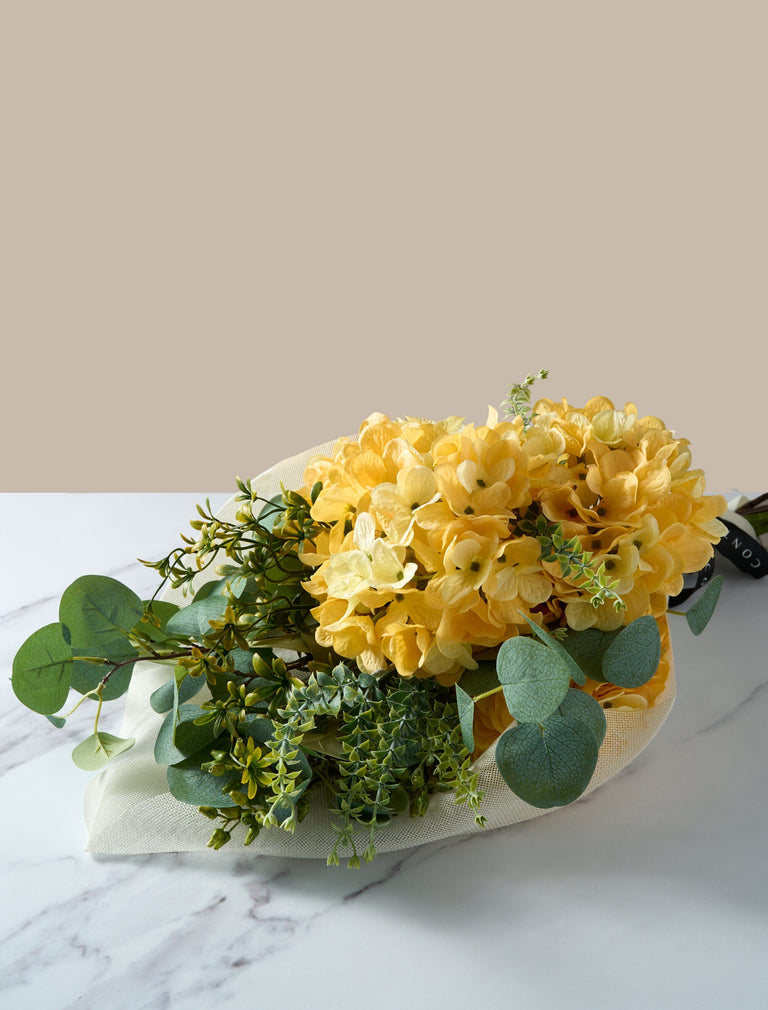 Faux arrangement - Eucalyptus & gele hortensia