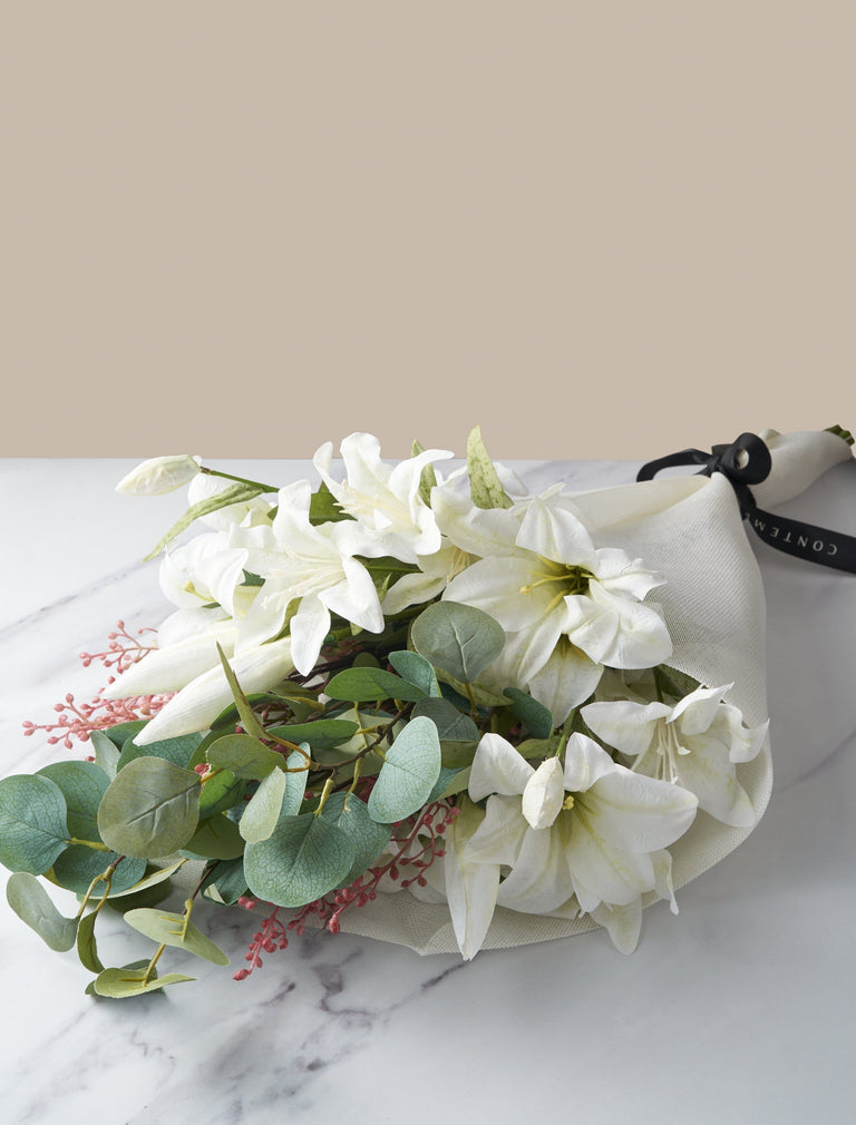 Faux arrangement - Witte lelie & eucalyptus
