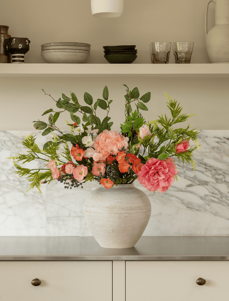 Kunstblumenarrangement – Pfirsich, Mohn und Pfingstrose