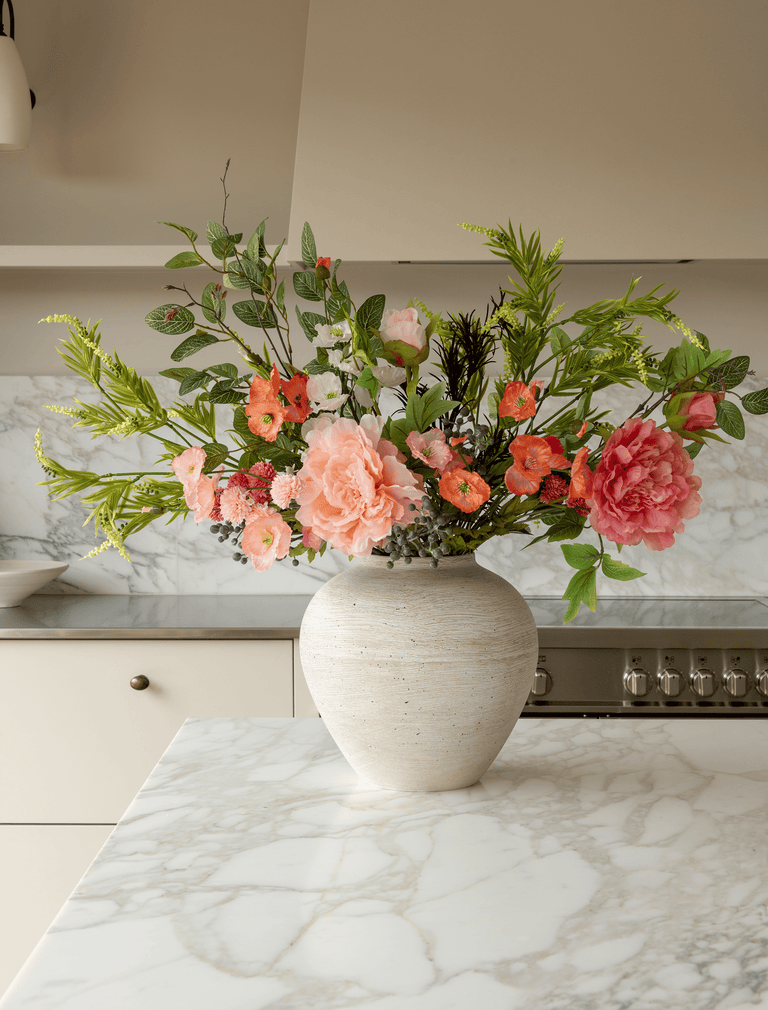 Kunstblumenarrangement – Pfirsich, Mohn und Pfingstrose