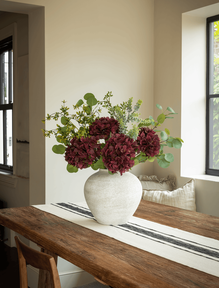 Kunstblumenarrangement – Eukalyptus & rote Hortensie