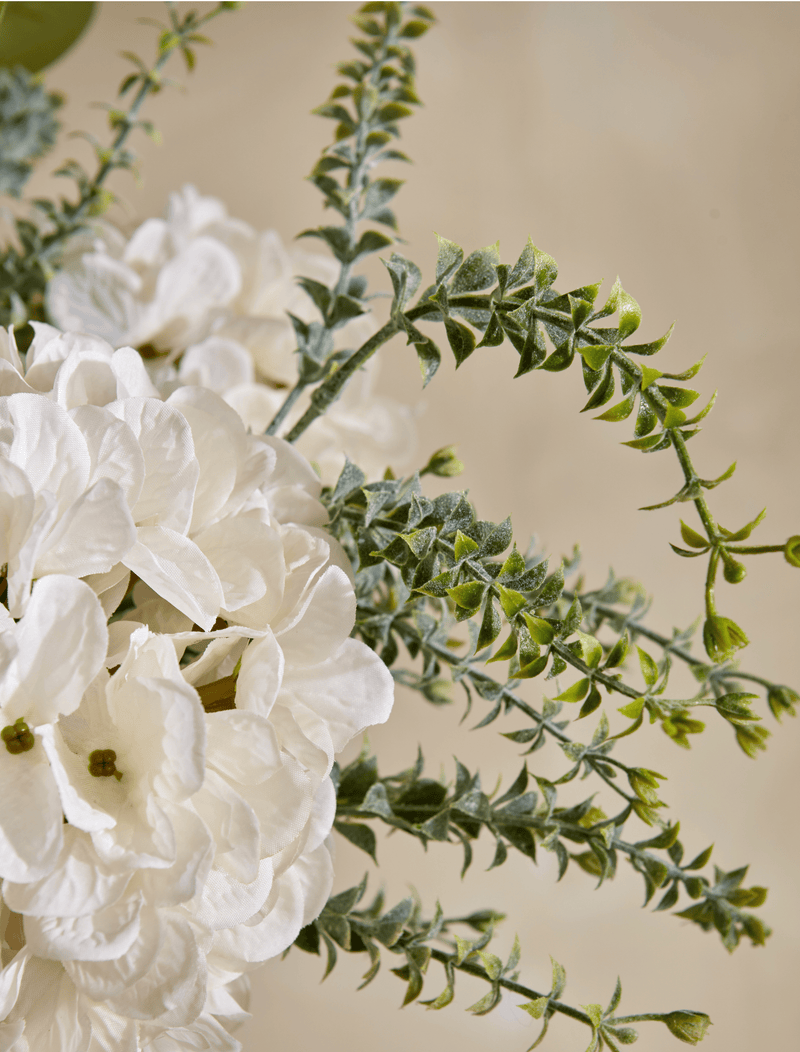 Faux arrangement - Eucalyptus & witte hortensia
