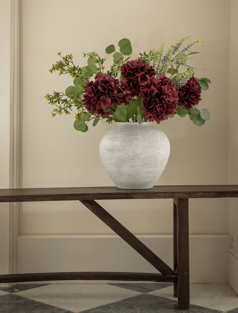 Kunstblumenarrangement – Eukalyptus & rote Hortensie