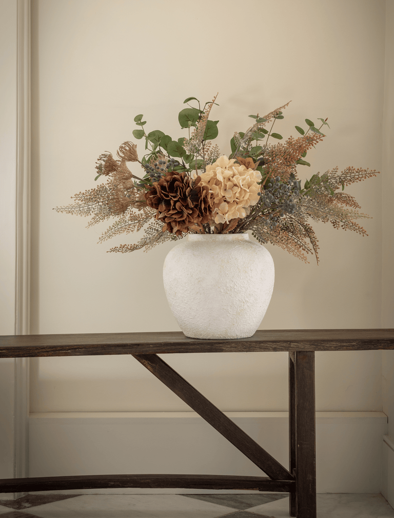 Kunstbloemstuk - Taupe varen takken & crèmekleurige hortensia’s
