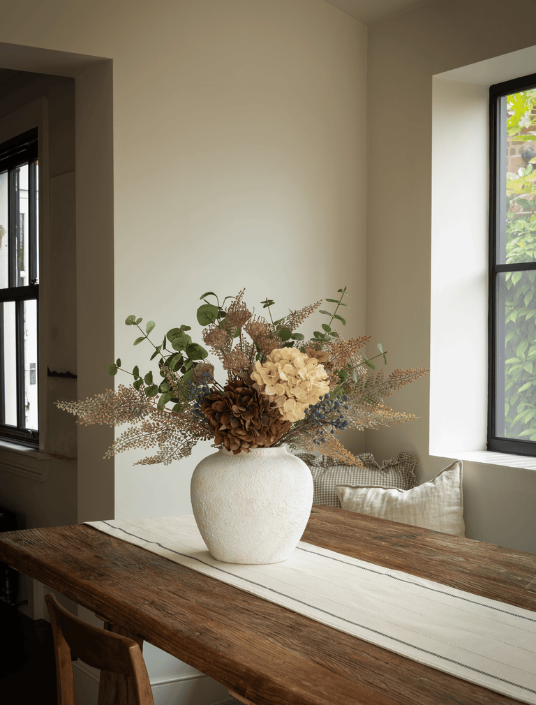Kunstbloemstuk - Taupe varen takken & crèmekleurige hortensia’s