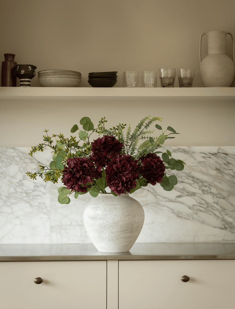Kunstblumenarrangement – Eukalyptus & rote Hortensie