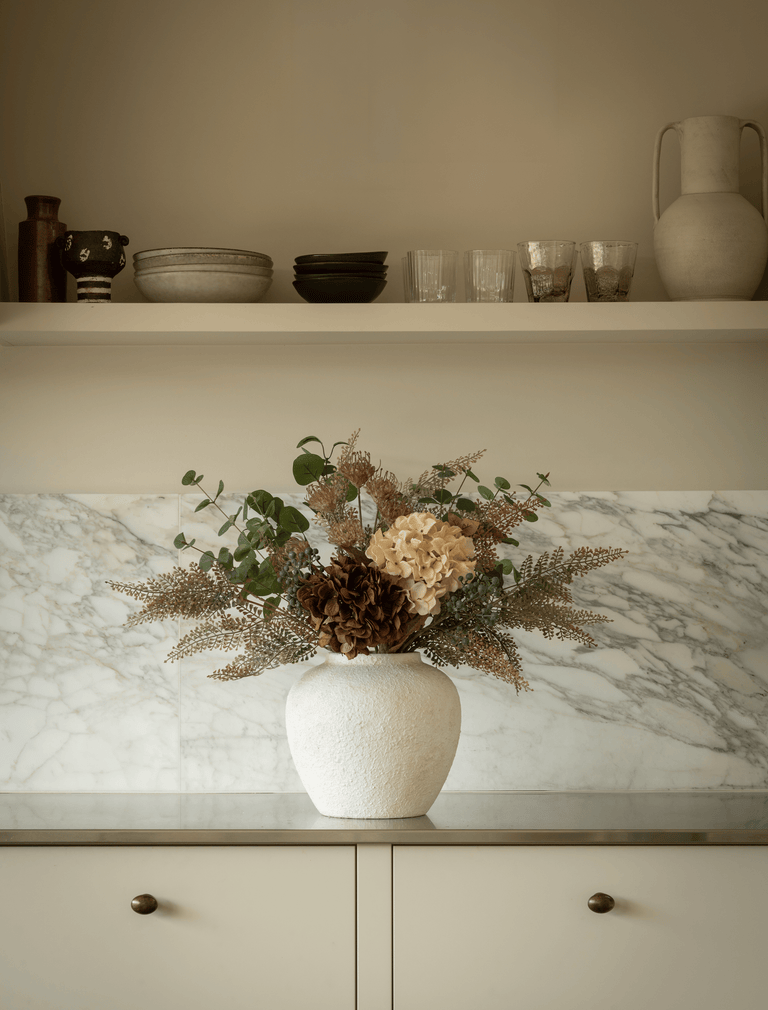 Kunstbloemstuk - Taupe varen takken & crèmekleurige hortensia’s