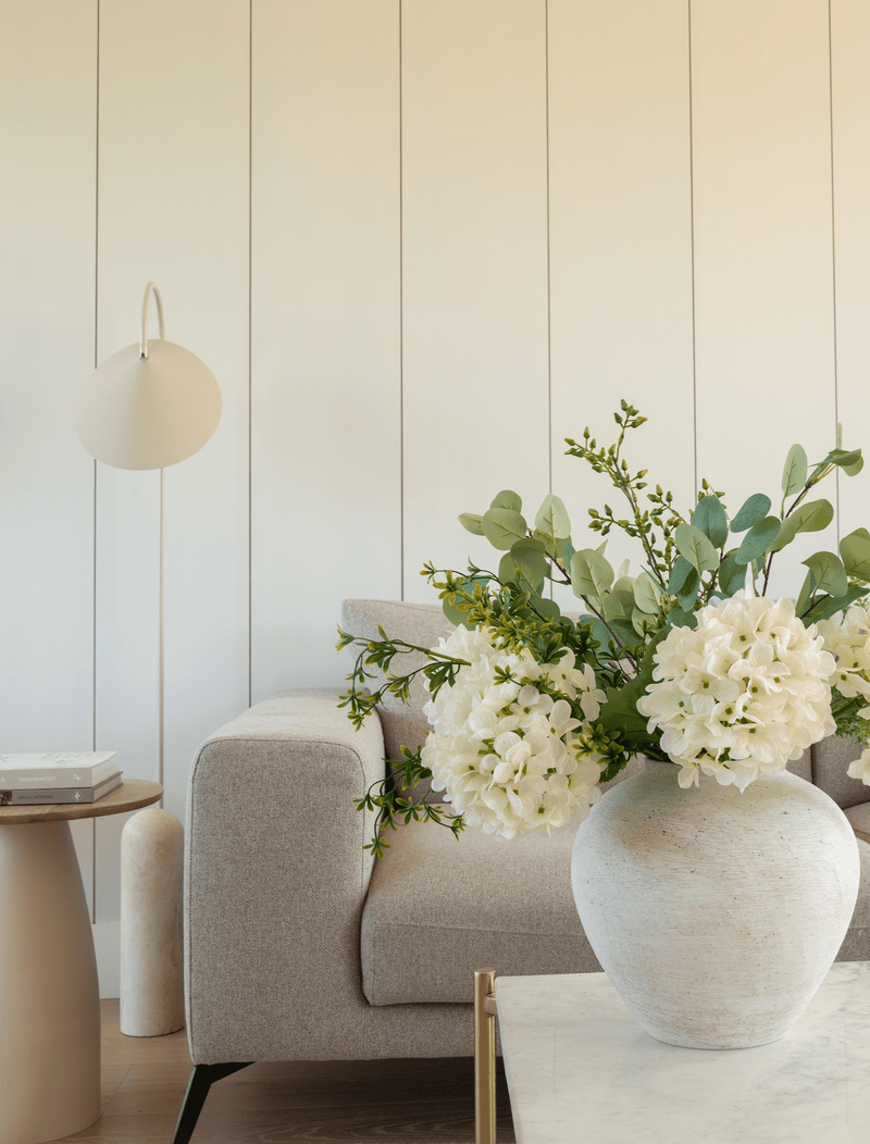 Faux arrangement - Eucalyptus & witte hortensia