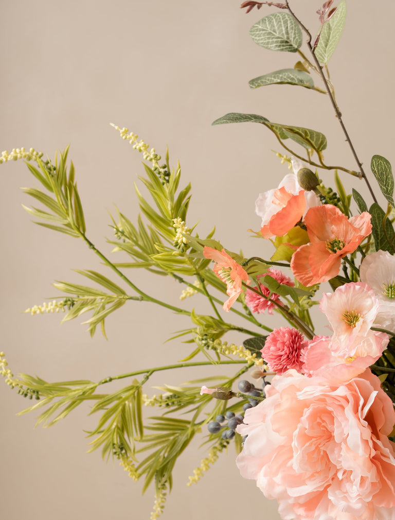 Kunstblumenarrangement – Pfirsich, Mohn und Pfingstrose