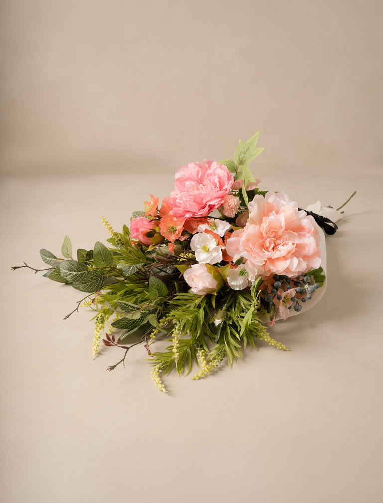 Kunstblumenarrangement – Pfirsich, Mohn und Pfingstrose