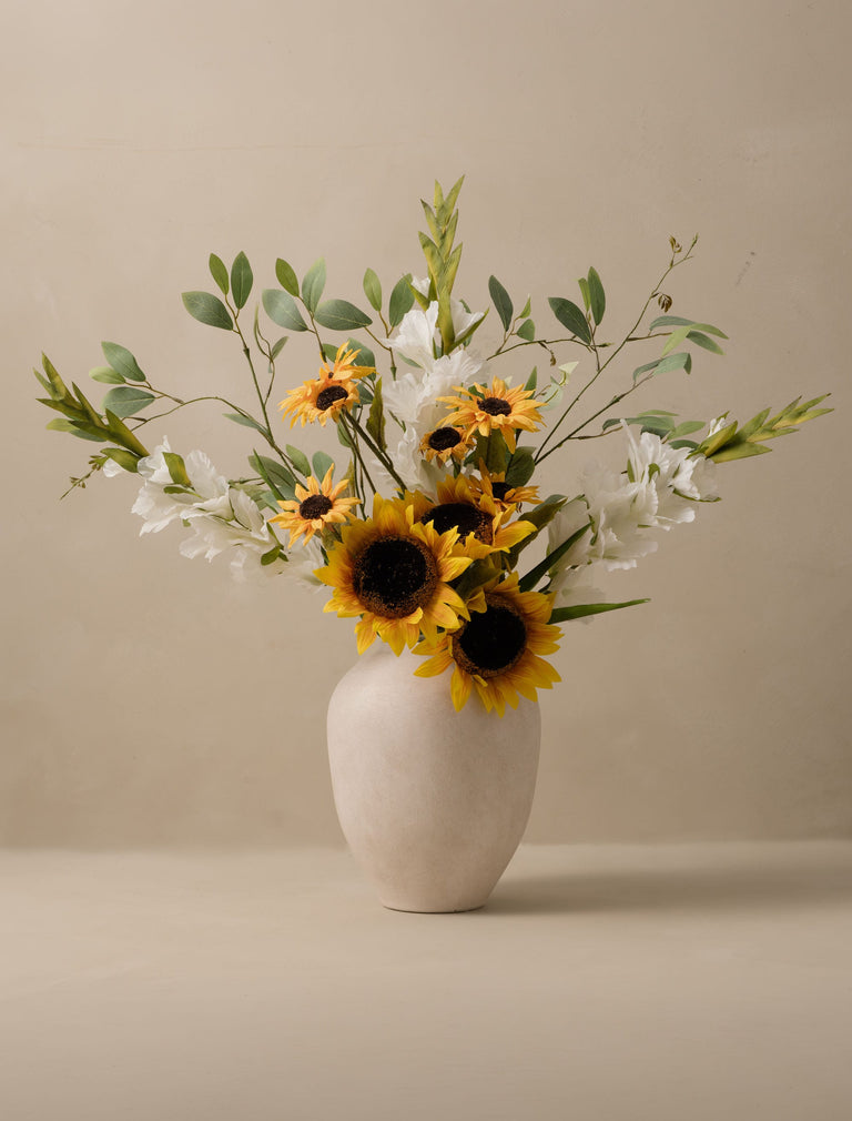 Kunstbloemstuk - Zonnebloem & witte gladiolen