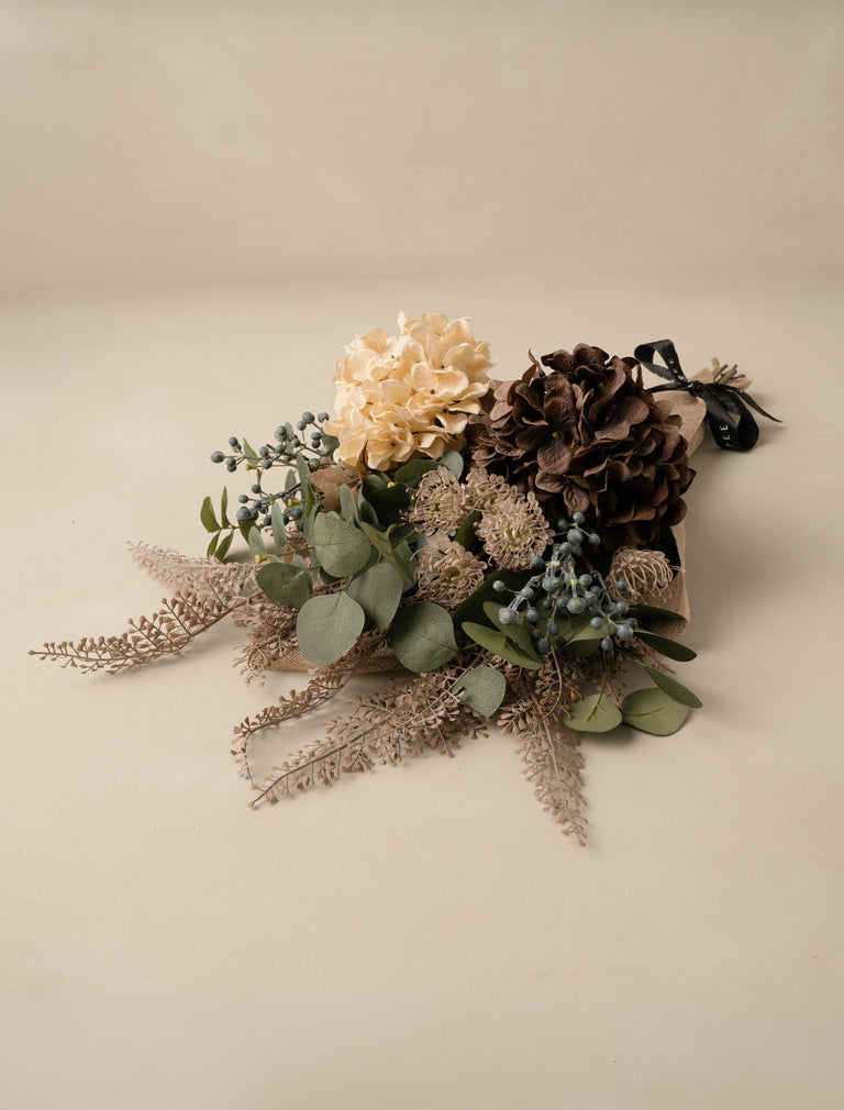 Kunstbloemstuk - Taupe varen takken & crèmekleurige hortensia’s