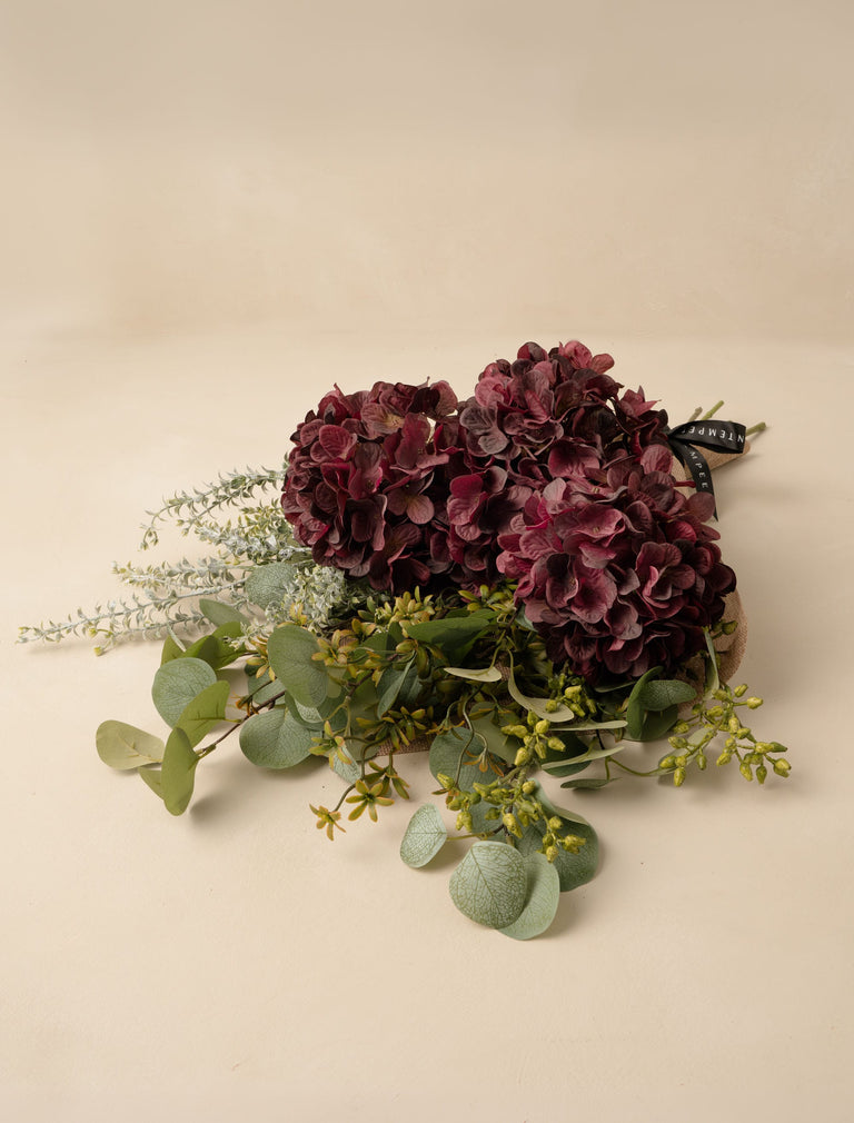 Kunstblumenarrangement – Eukalyptus & rote Hortensie