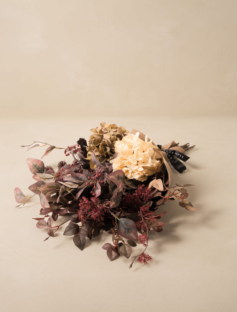 Faux arrangement - Bourgondische bessen & hortensia