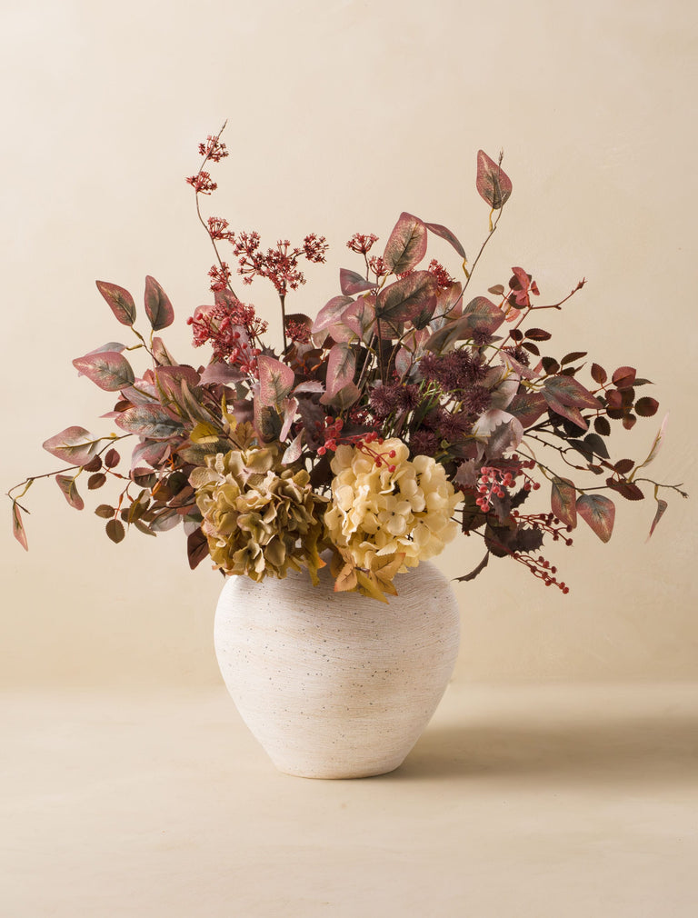 Faux arrangement - Bourgondische bessen & hortensia