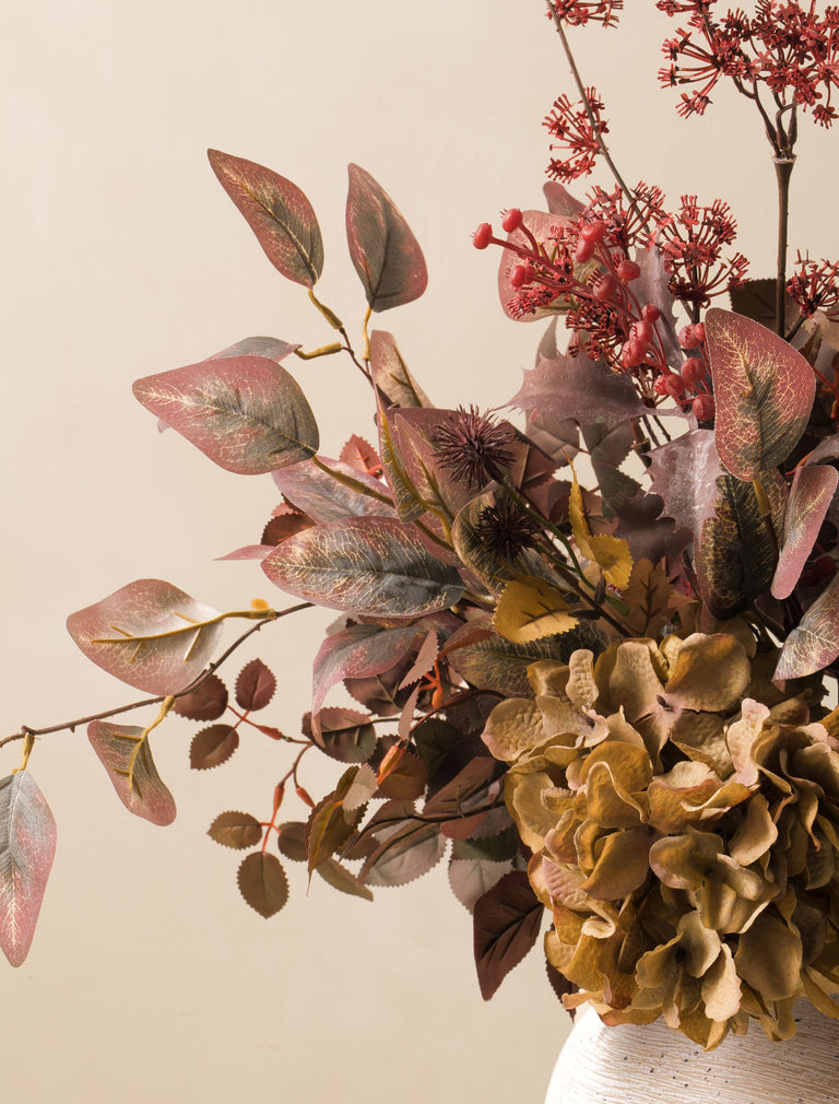 Faux arrangement - Bourgondische bessen & hortensia