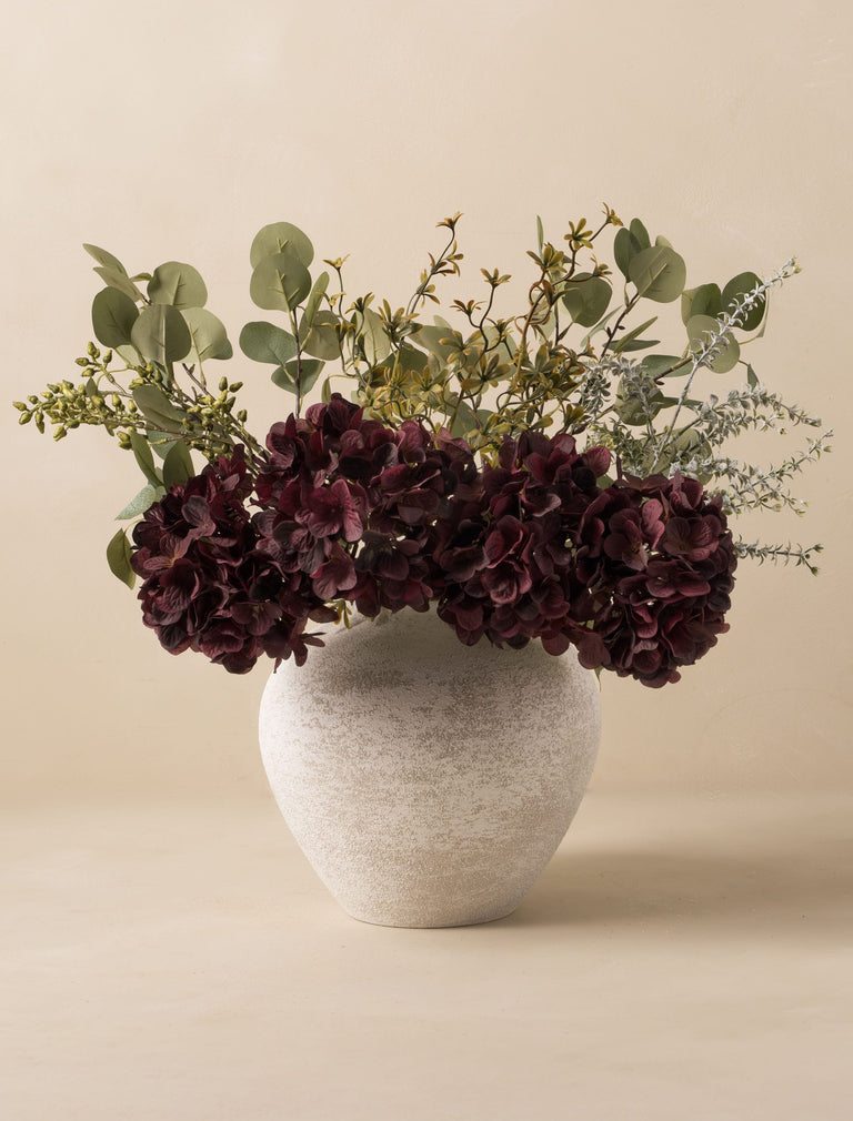Kunstblumenarrangement – Eukalyptus & rote Hortensie