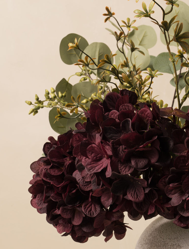 Kunstblumenarrangement – Eukalyptus & rote Hortensie
