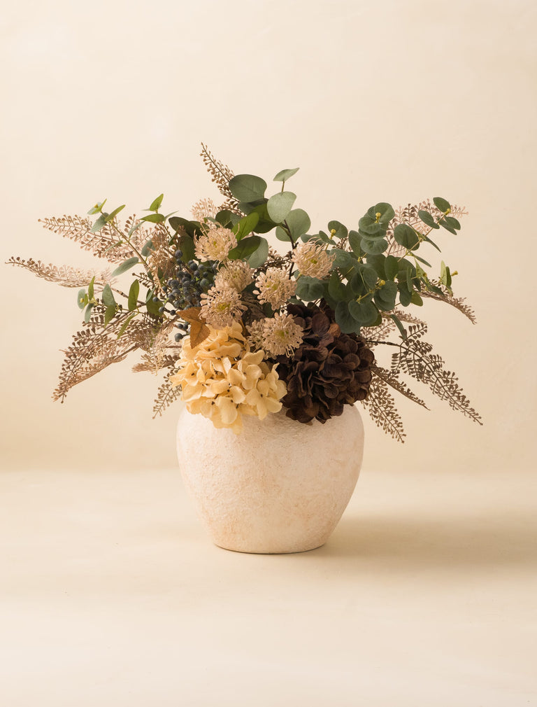 Kunstbloemstuk - Taupe varen takken & crèmekleurige hortensia’s