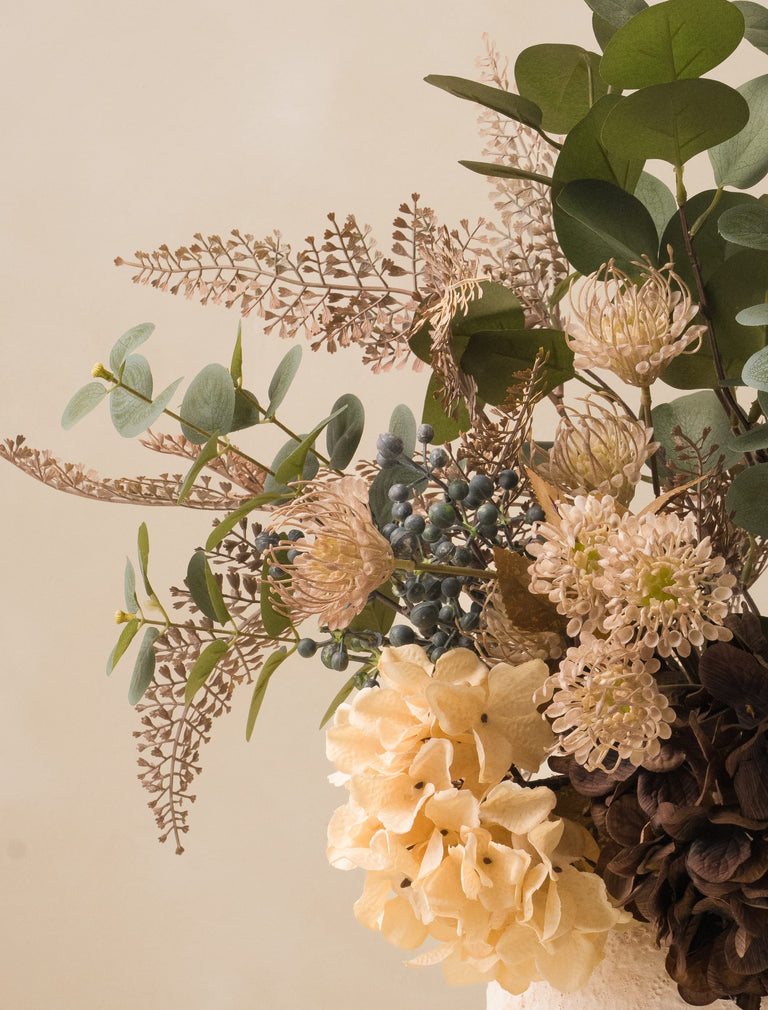 Kunstbloemstuk - Taupe varen takken & crèmekleurige hortensia’s