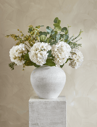 Faux arrangement - Eucalyptus & witte hortensia