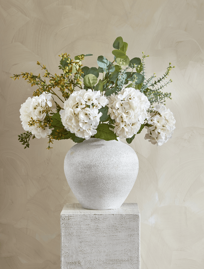 Faux arrangement - Eucalyptus & witte hortensia