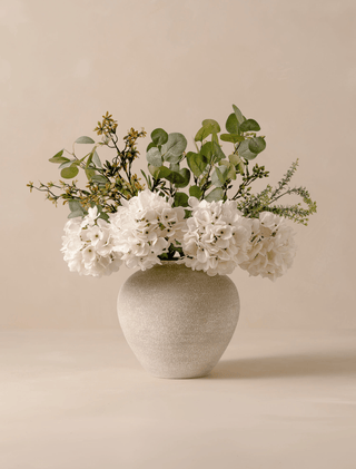Faux arrangement - Eucalyptus & witte hortensia