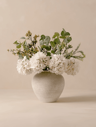 Faux arrangement - Eucalyptus & witte hortensia