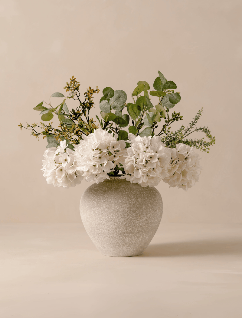 Faux arrangement - Eucalyptus & witte hortensia