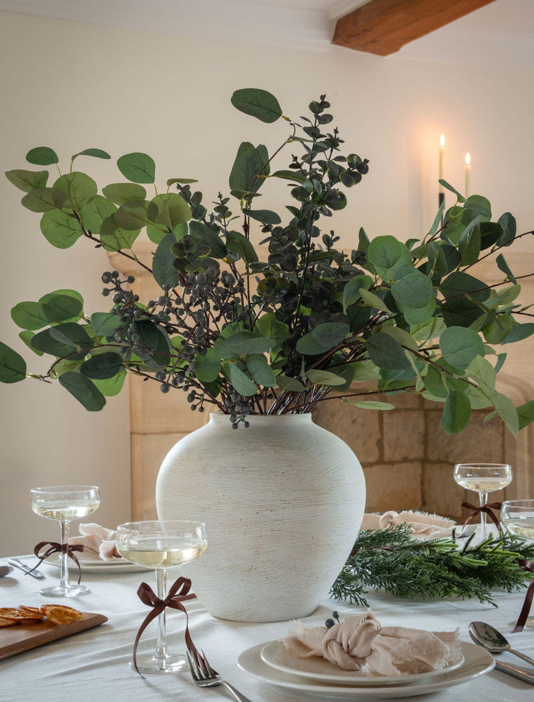 Faux-Arrangement - Eukalyptus und blaue Beeren