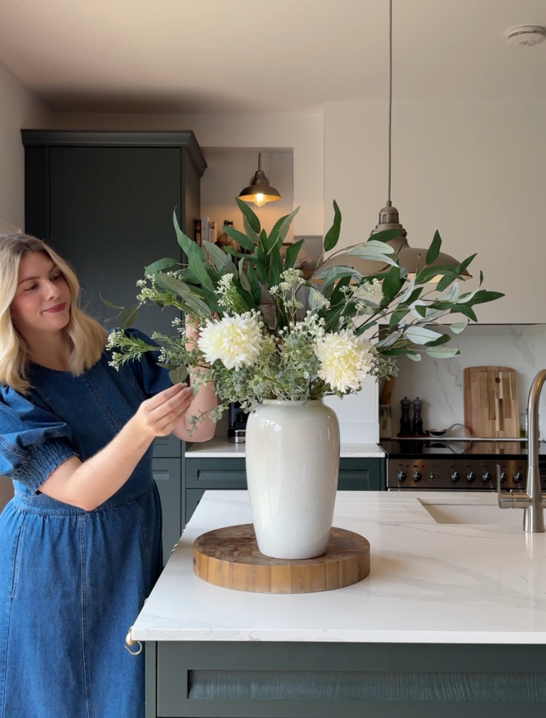 Kunstblumenarrangement – weiße Dahlie und grünes Laub