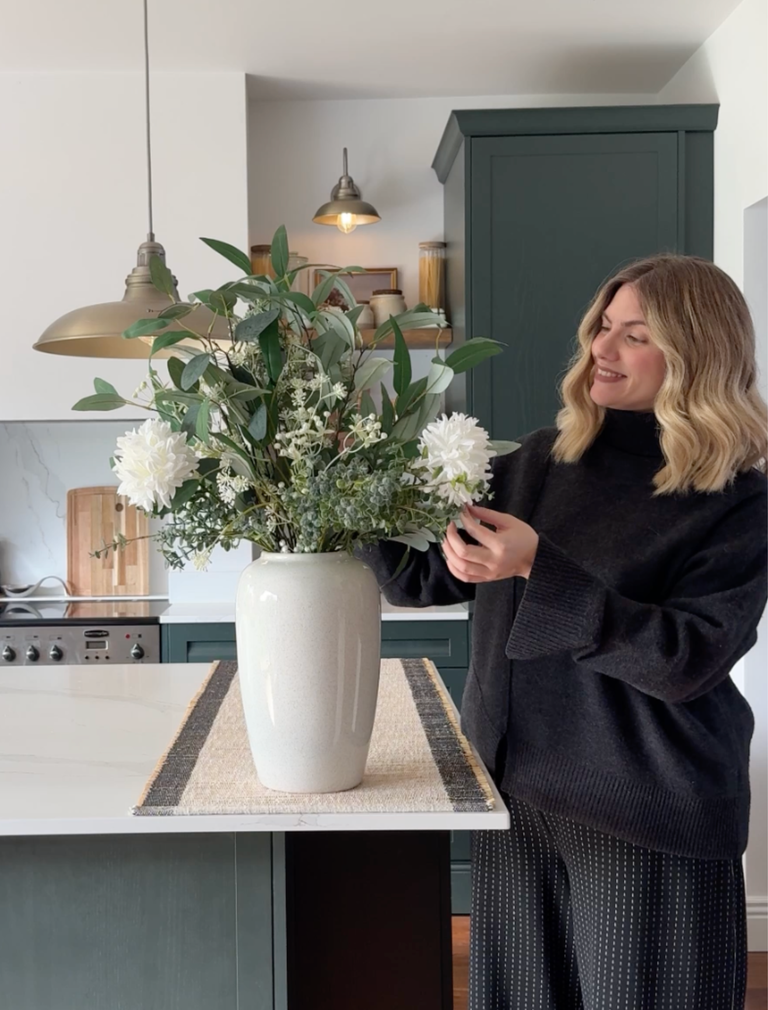 Kunstblumenarrangement – weiße Dahlie und grünes Laub