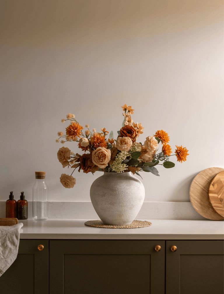 Faux-Arrangement - Grüner Eukalyptus & Orange Blume