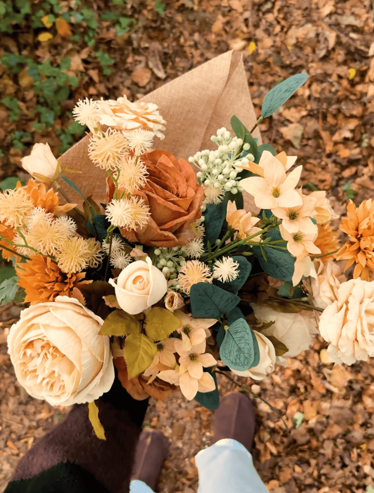 Faux-Arrangement - Grüner Eukalyptus & Orange Blume