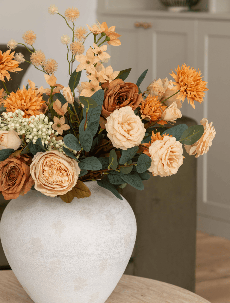 Faux-Arrangement - Grüner Eukalyptus & Orange Blume