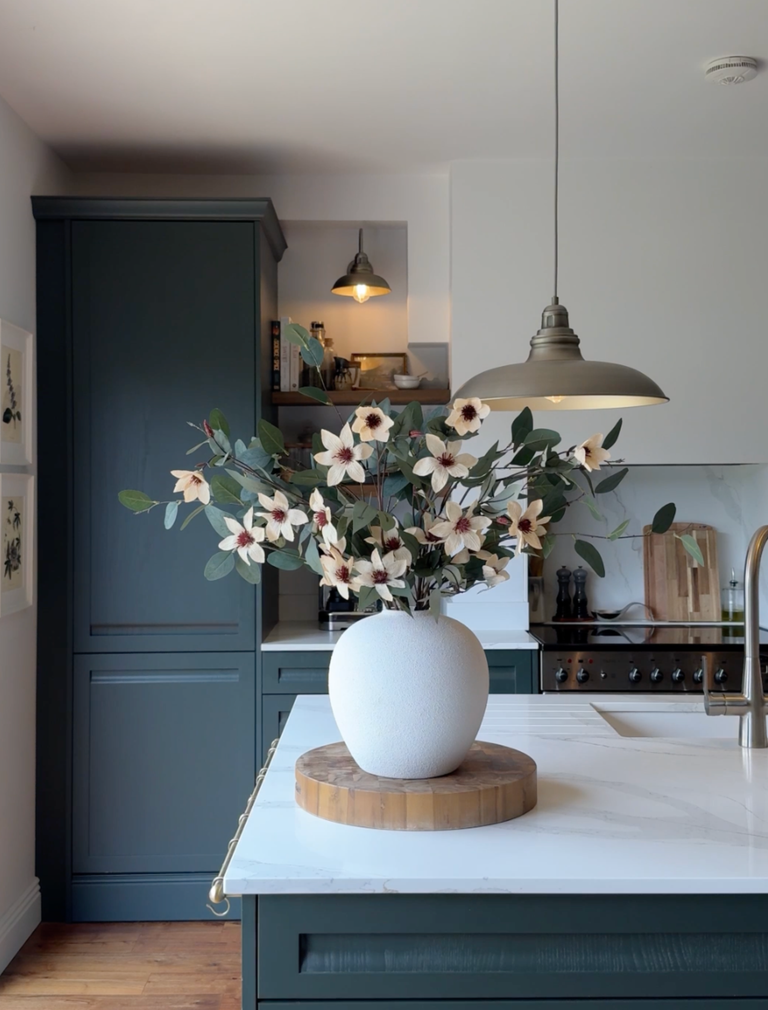 Kunstblumenarrangement – Eukalyptus und cremefarbene Magnolie